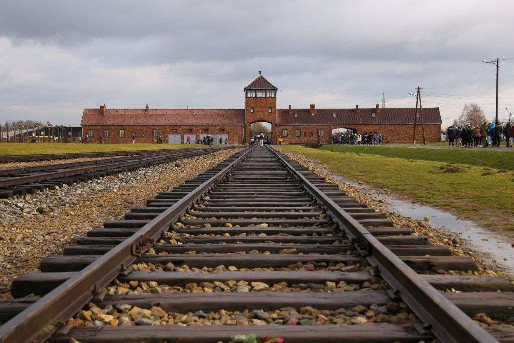 Saluti nazisti ad Auschwitz durante una gita