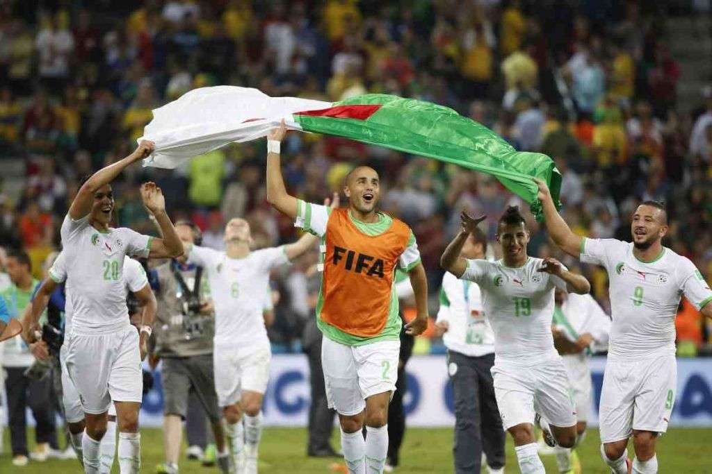 I giocatori algerini con la bandiera