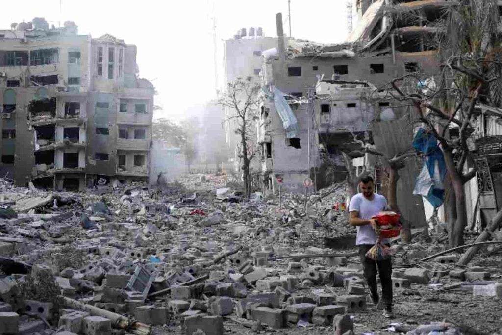 Città rasa al suolo dai bombardamenti