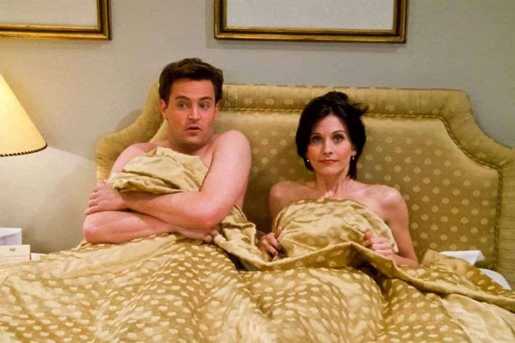 Chandler e Monica vanno a letto insieme, uno dei momenti più iconici di Friends