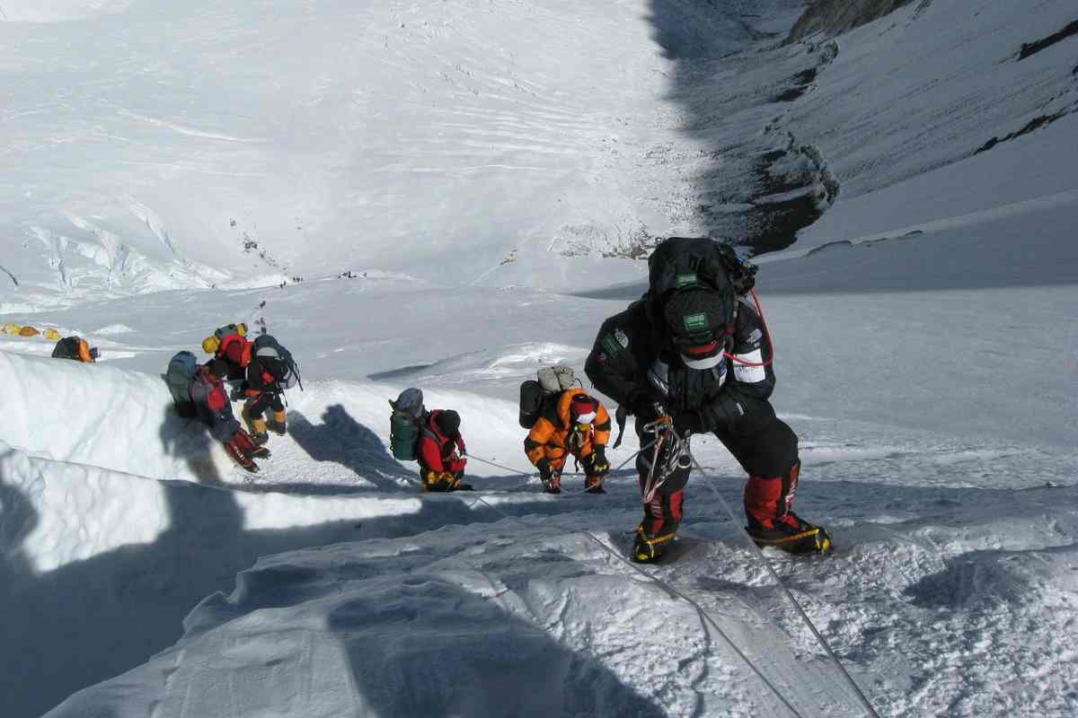 Alpinisti scalano l'Everest