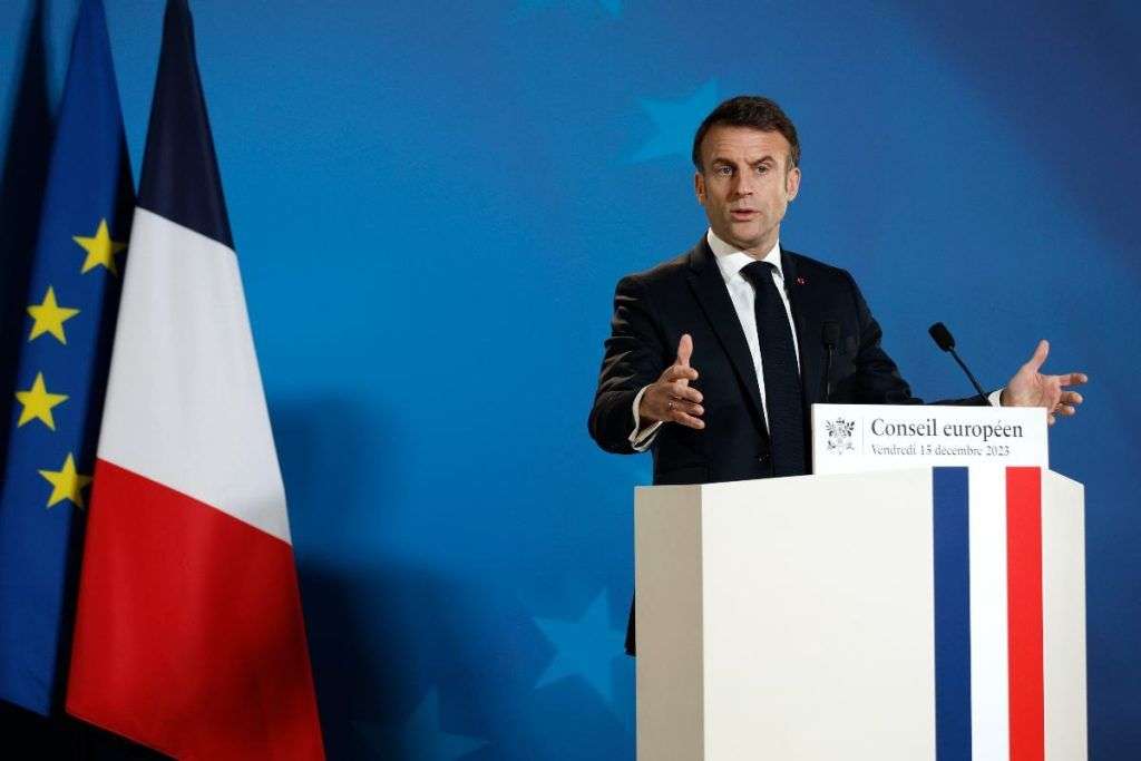 Emmanuel Macron nei guai per la riforma sull'immigrazione