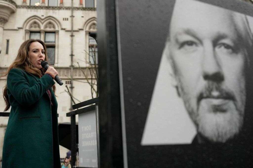 Il coraggio della famiglia di Julian Assange