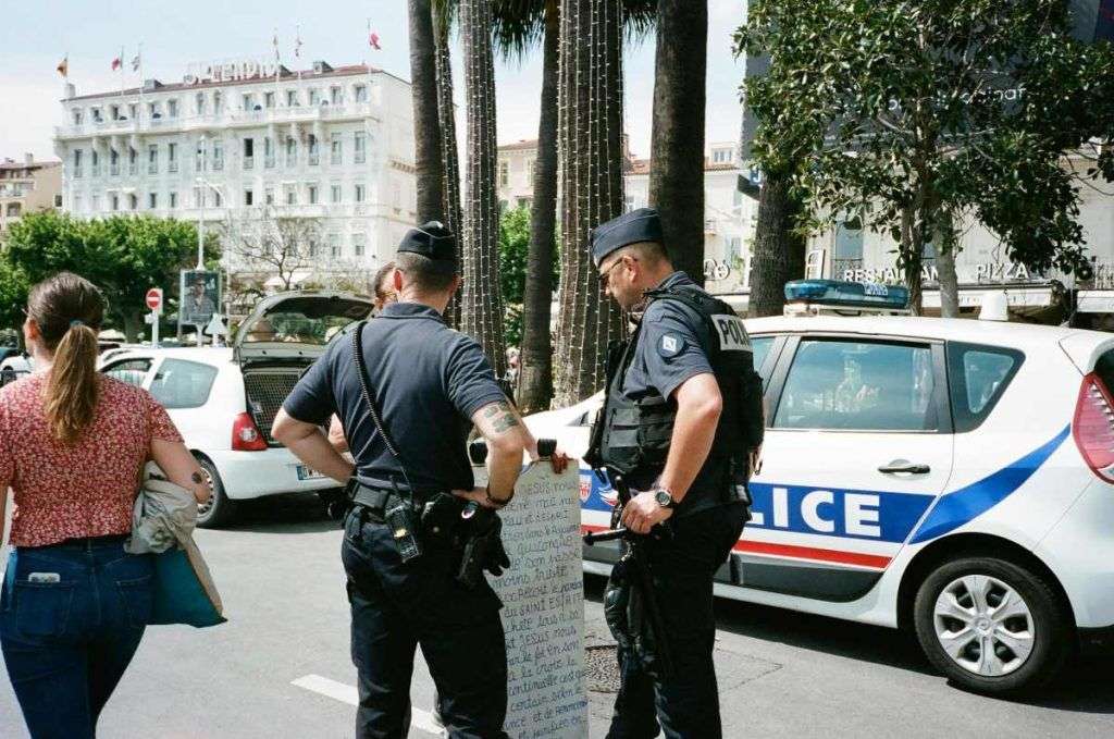 Per evitare scandali, la polizia francese sta usando metodi duri