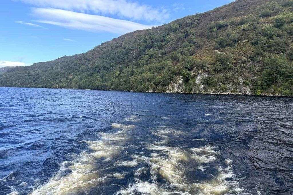 Loch Ness, ancora oggi pieno di turisti per via della leggenda