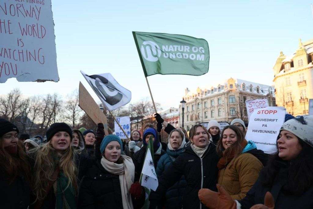 La protesta dei norvegesi contro il pericolo dei minerali 